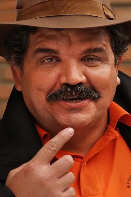 Kianush Gerami interpretando a