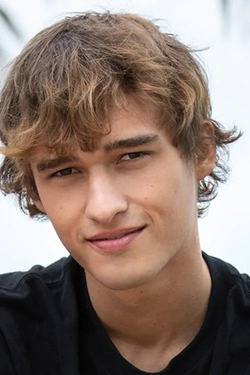 Kieran Benning interpretando a