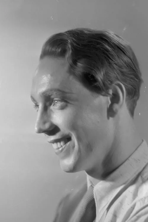 Kille Oksanen interpretando a Olavi Koskela