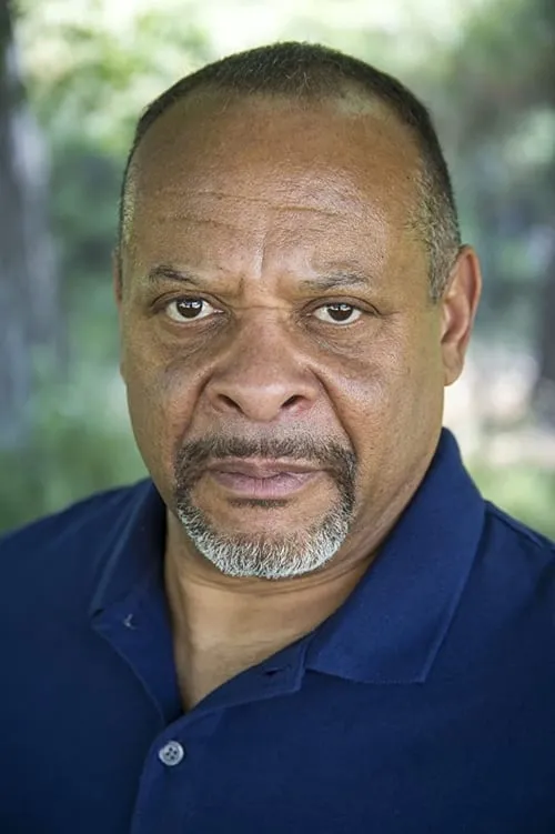 Kim Delgado interpretando a Irwin