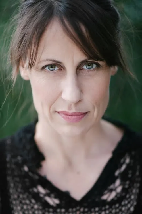 Kim Farrant interpretando a Narrator (voice)