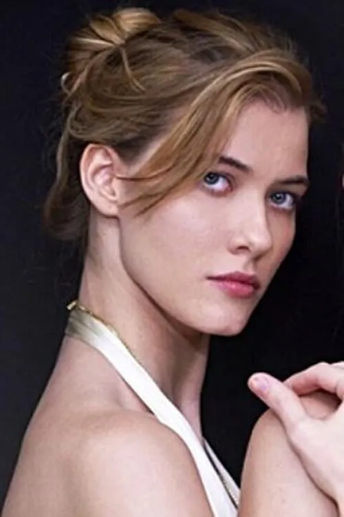 Kim Ormiston interpretando a Woman in the Red Cape