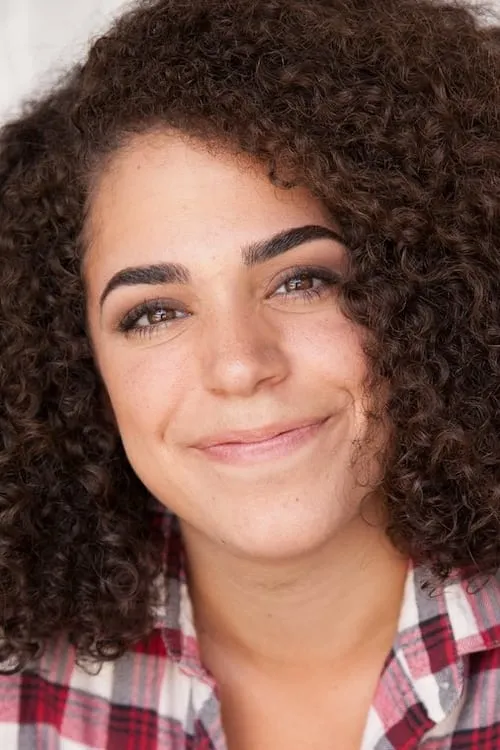 Kimia Behpoornia interpretando a Maggie