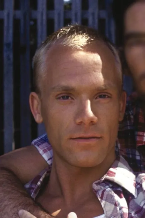 Kip Harting interpretando a