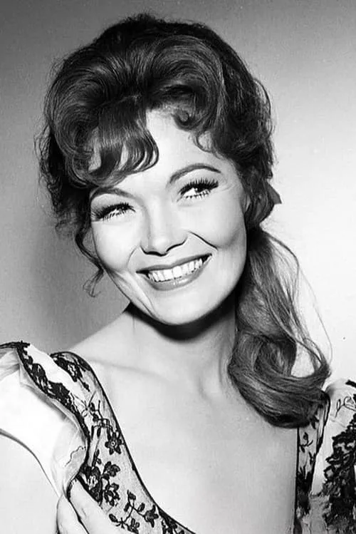 Kipp Hamilton interpretando a Pat Wade