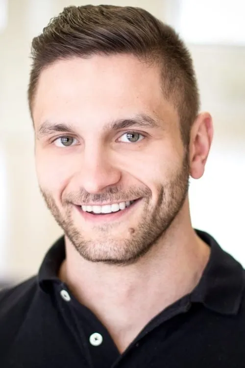 Kirill Sheynerman interpretando a Gil Newsome