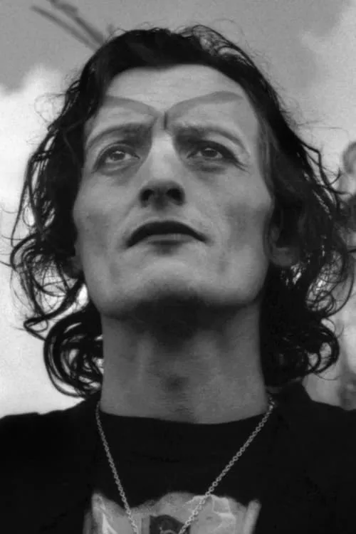 Kirk Kirchberger interpretando a Dennis