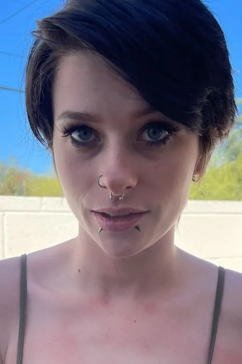 Kitty Lynn interpretando a