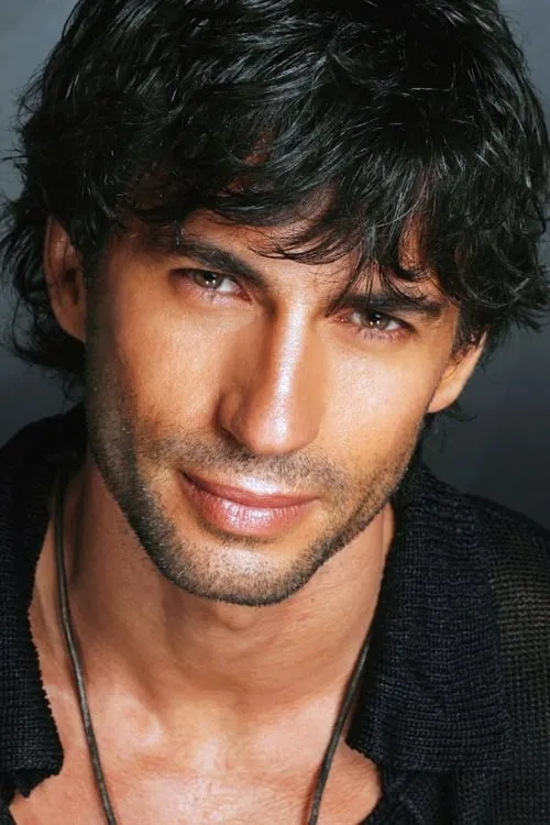 Kledi Kadiu interpretando a Beni