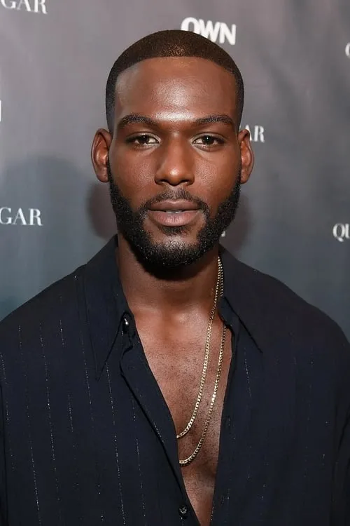 Kofi Siriboe interpretando a Flaco