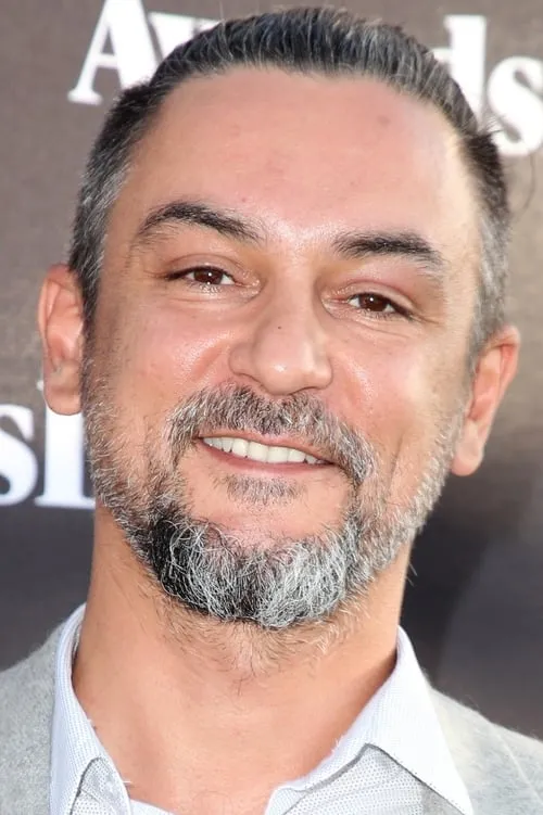 Konstantin Lavysh interpretando a Kenny Miller