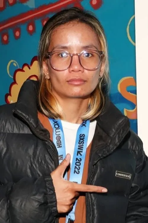 Kouv ‘Tin’ Chansangva interpretando a