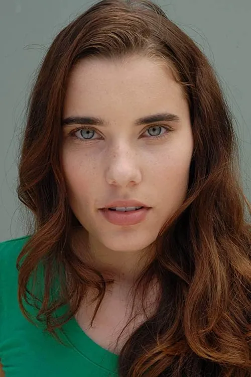 Kris Angelis interpretando a Cathy