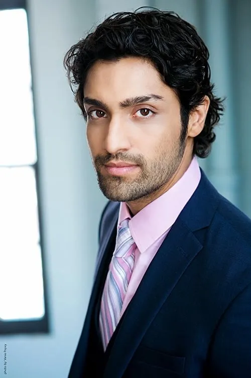 Krish Amrahs interpretando a Tony Patel