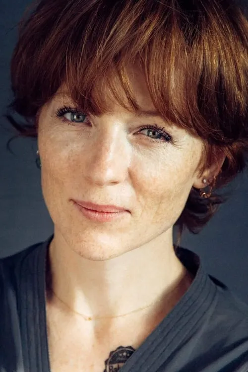 Ксения Кутепова interpretando a Margaret Foster