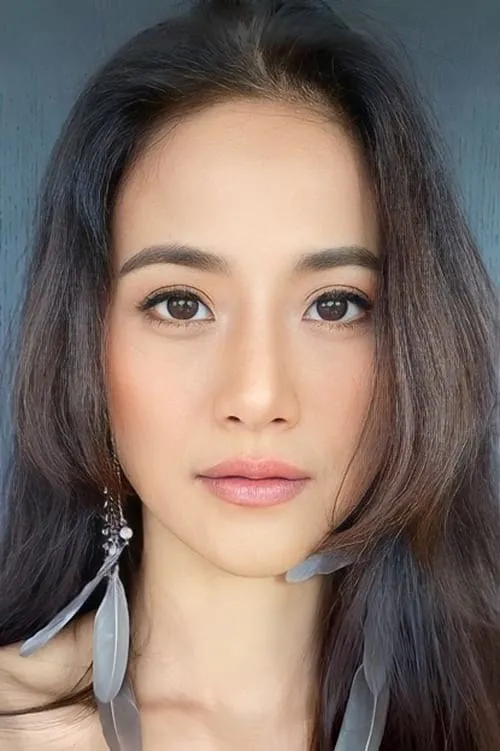 Kullanat Preeyawat interpretando a May