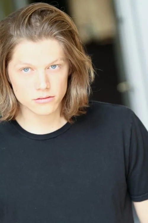 Kurt Collins interpretando a Max