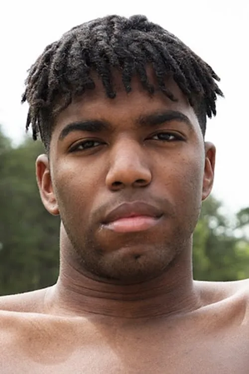 Kylan Kiddo interpretando a