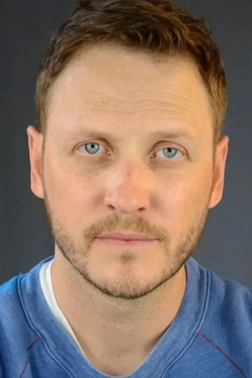 Kyle Davis interpretando a Logan