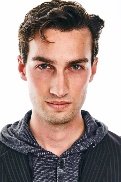 Kyle Horne interpretando a Evan