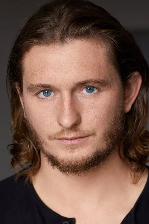 Kyle Thomas Schmidt interpretando a Sgt. Huber