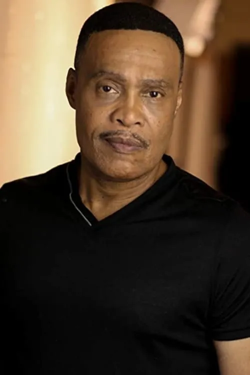 L. Warren Young interpretando a Mickey Jackson