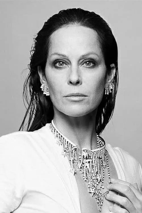 Lady Amanda Harlech interpretando a A Lady of Society