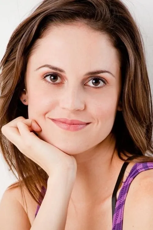 Laís Marques interpretando a Regina