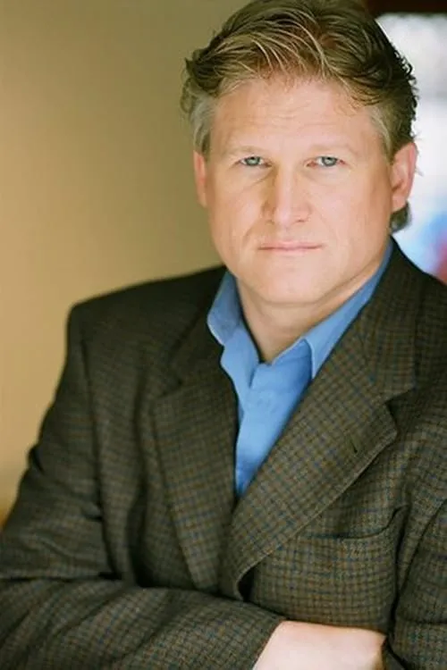 Lance August interpretando a Carey