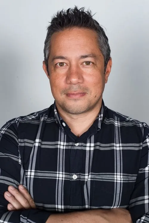 Lance Krall interpretando a Simon