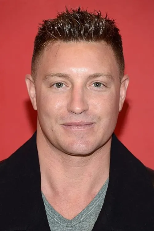 Lane Garrison interpretando a Merc