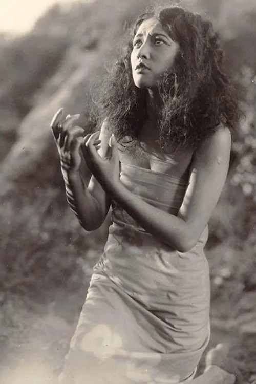 Mona Darkfeather ha trabajado con Laska Winter en 1 ocasiones