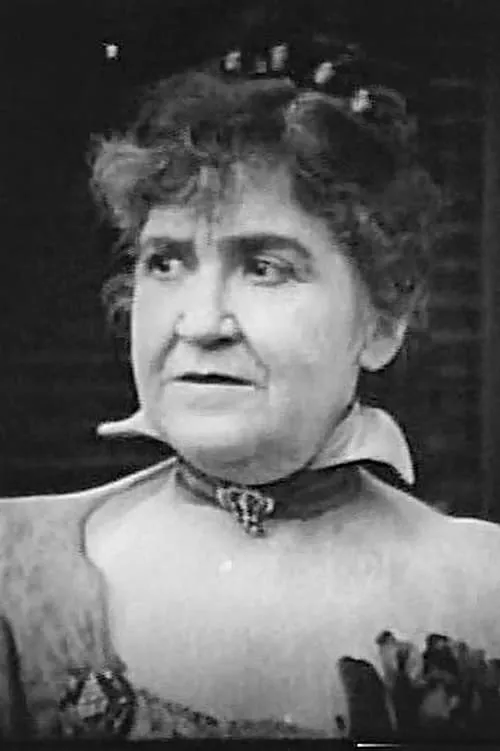 Laura La Varnie interpretando a Mrs. Guthrie