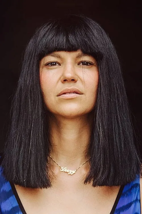 Laura Lee interpretando a Self