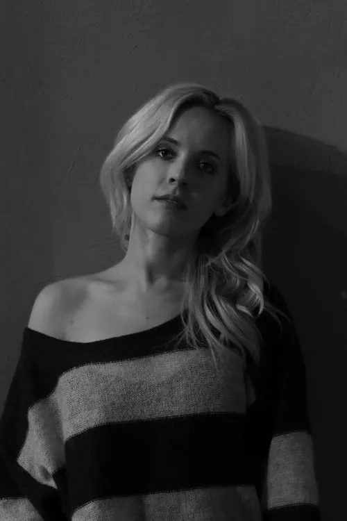 Laura Marie Steigers interpretando a Lilly