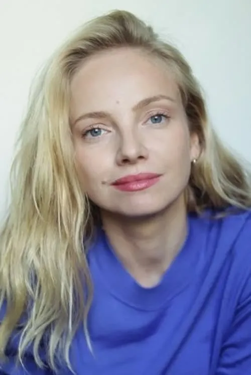 Laure Massard interpretando a Mira