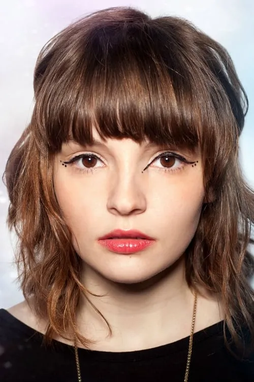 Lauren Mayberry interpretando a Self