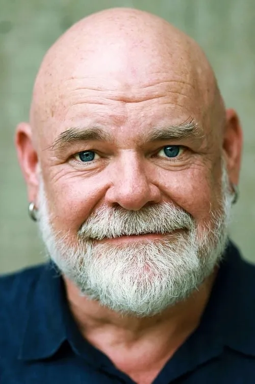 Laurence Coy interpretando a Alfie