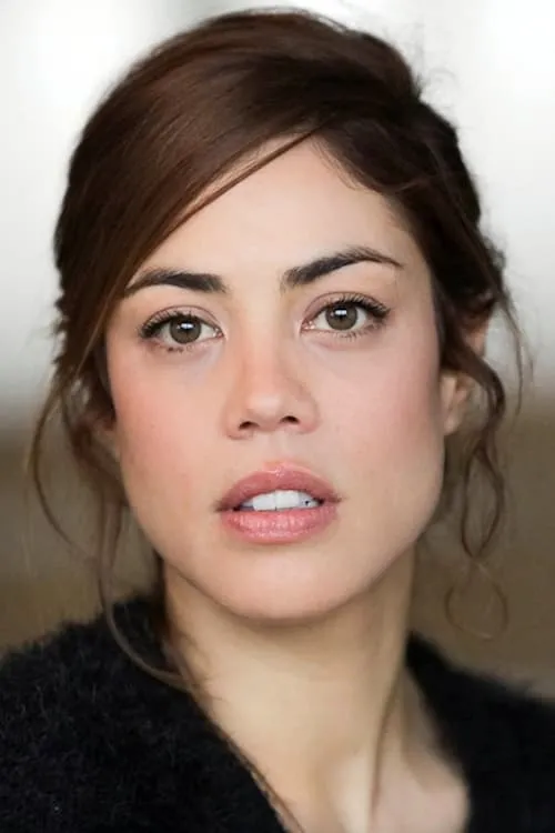 Laurence Facelina interpretando a Alice