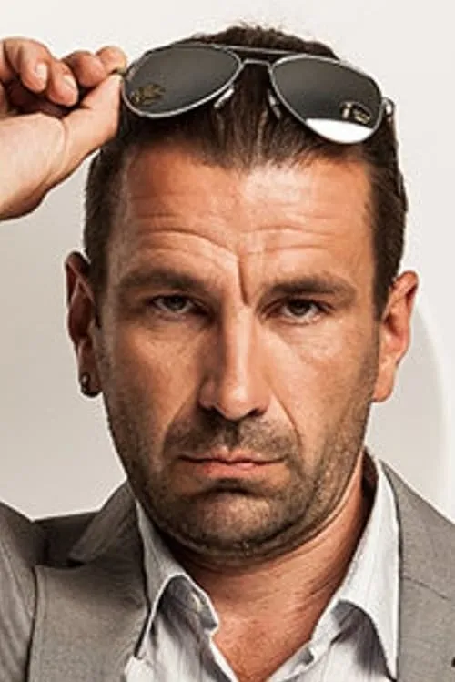 Lauri-Kare Laos interpretando a Police Officer