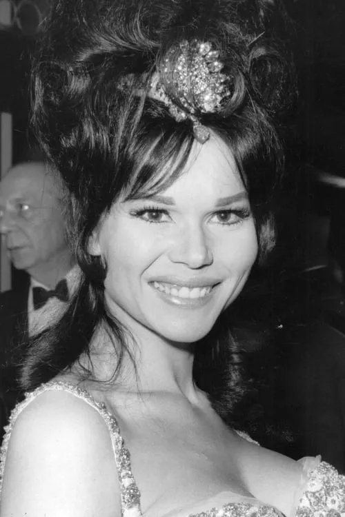 Laya Raki interpretando a Suzanne