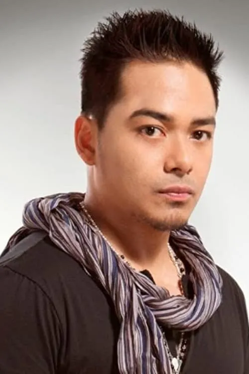 Leandro Muñoz interpretando a Brian