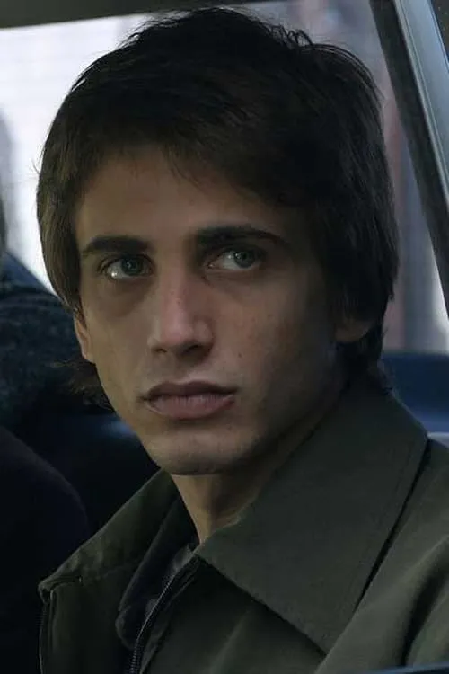 Leandro Stivelman interpretando a Eloy