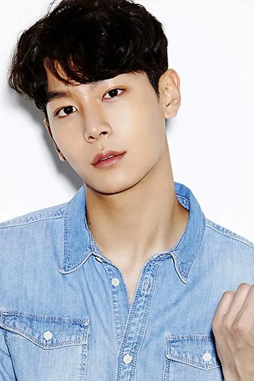 Lee Chul-woo — personaje: Jung Hae In