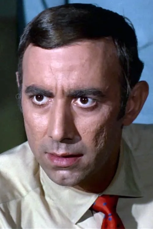 Lee Delano interpretando a 