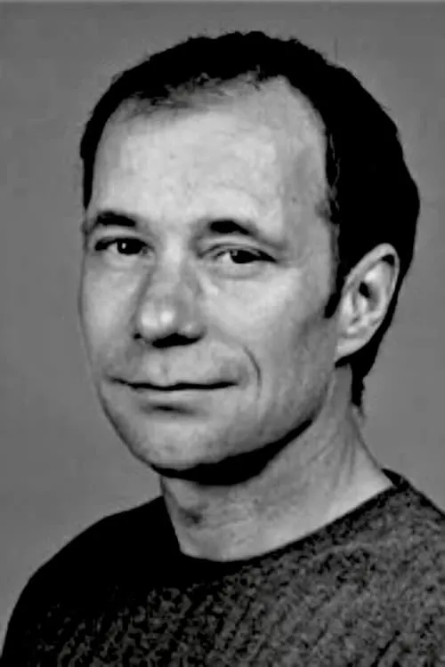 Lee Hartley interpretando a Larry