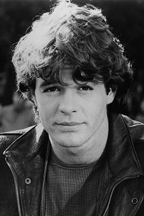 Lee Montgomery interpretando a Gus Hadley