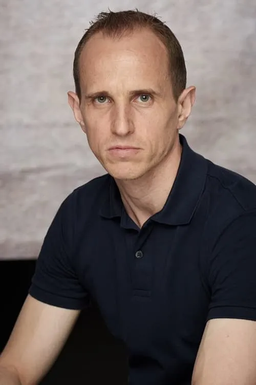 Lee Neville interpretando a Wedding Guest / Partygoer in Nightclub (uncredited)