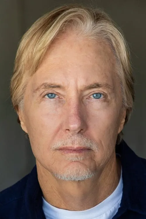 Lee Perkins interpretando a Judge Baxter