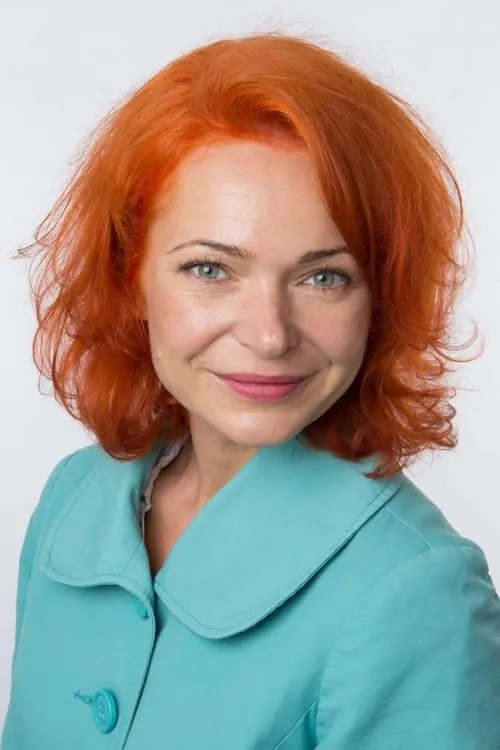 Lee Trei interpretando a Klaire